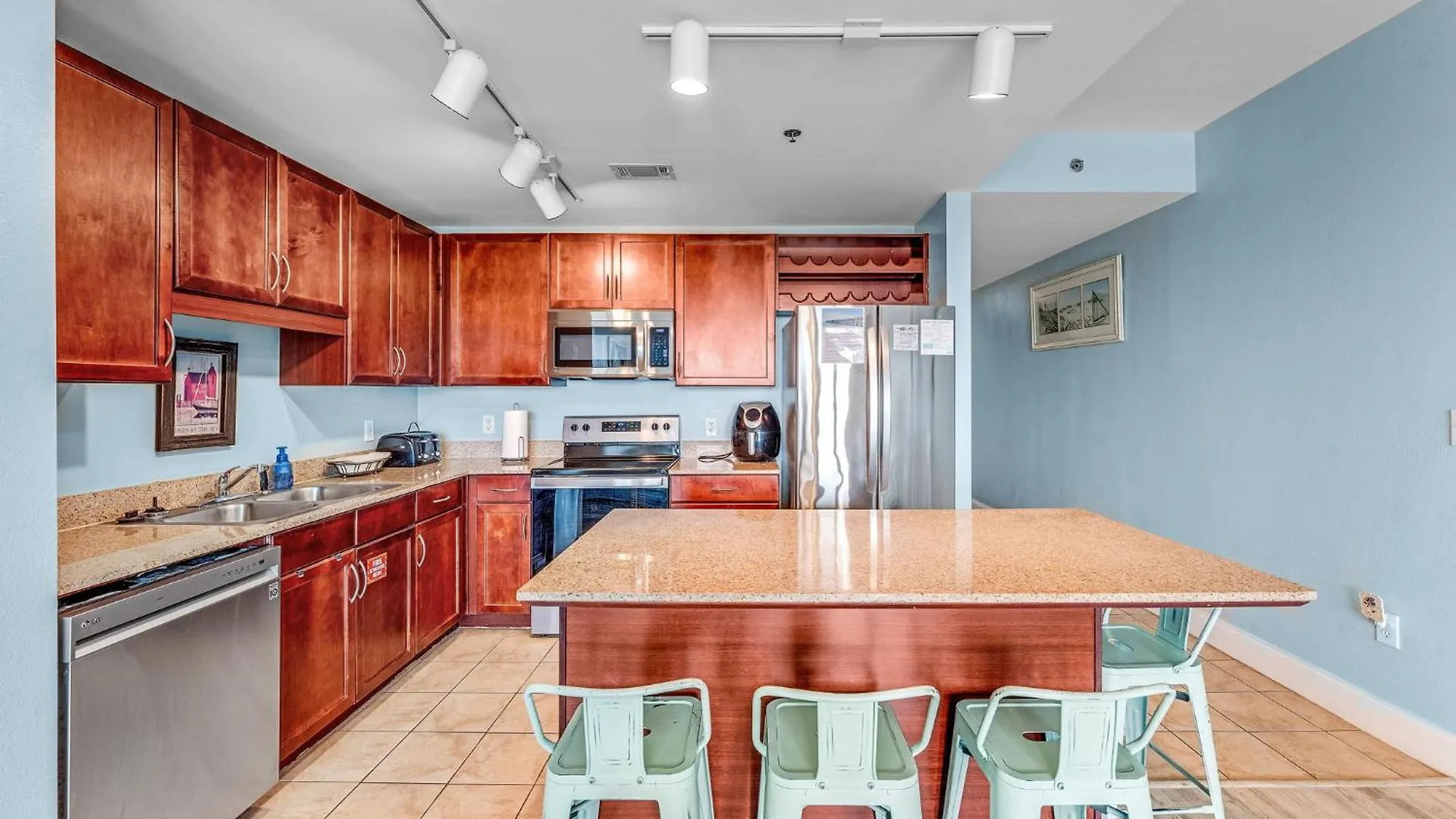 Family And Friends Beach Resort Condo For 8! Steps From The Beach! By Dolce Vita Getaways! Panama City Beach United States